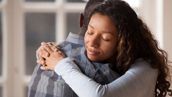 Discover thoughtful and appropriate gifts to support your spouse grieving the loss of a loved one. Our guide offers top picks like soothing wind chimes, sympathy flowers, and lovely candles to express your condolences.