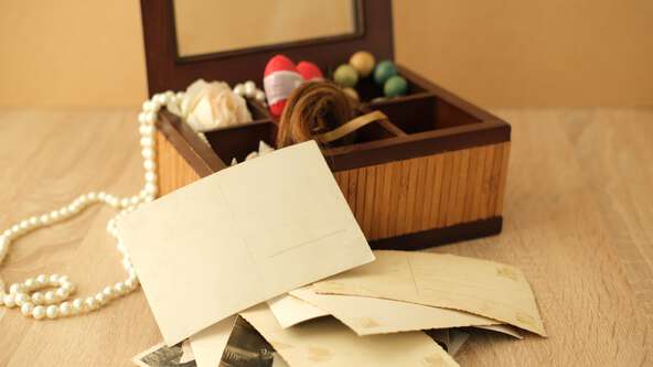 Wondering what you can place in a loved one’s casket? Discover 12 thoughtful items families often include, plus what you should avoid based on burial type.