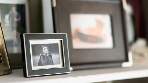 Create a heartfelt memorial shelf with ideas to honor a loved one or pet using keepsakes, urns, photos, and personal touches.