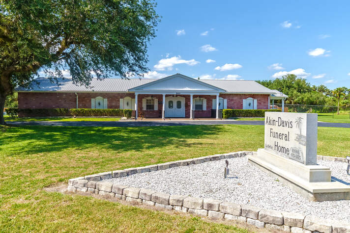 Akin Davis Funeral Home, exterior