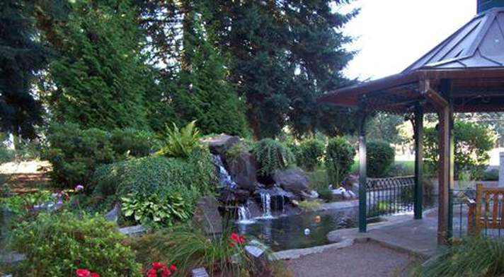 West Lawn Memorial Park, gardens