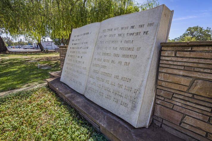 Glen Oaks Memorial Park, monuments