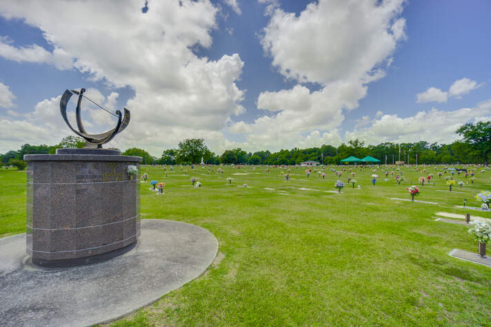Glen Haven Memorial Gardens, monument