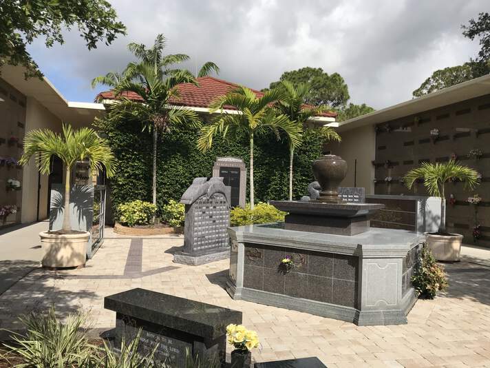 Venice Memorial Gardens, mausoleum