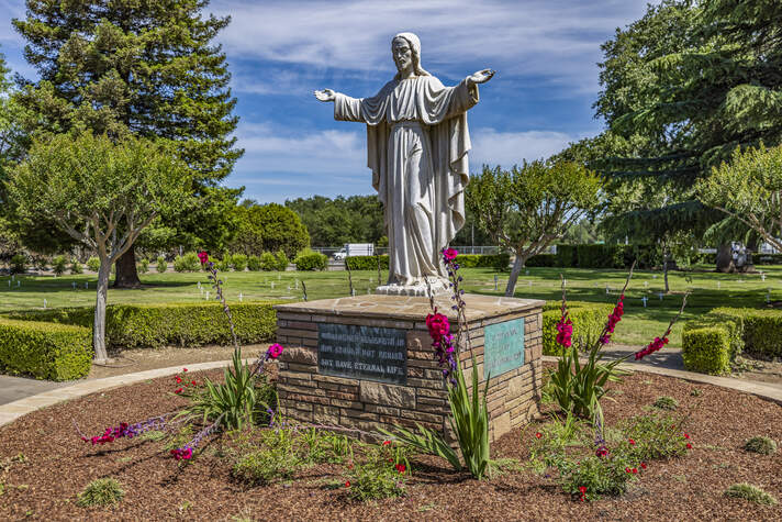 Glen Oaks Memorial Park, monuments