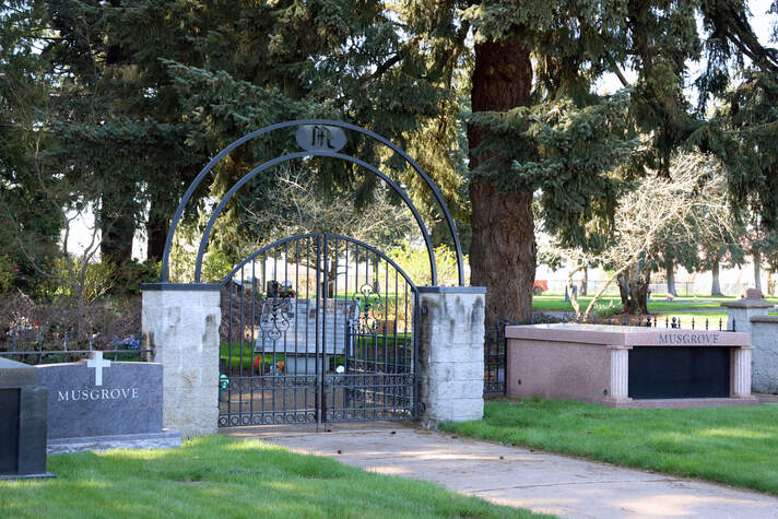 West Lawn Memorial Park, gardens