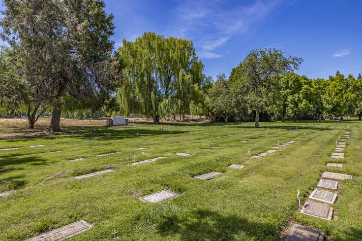 Glen Oaks Memorial Park, lawns